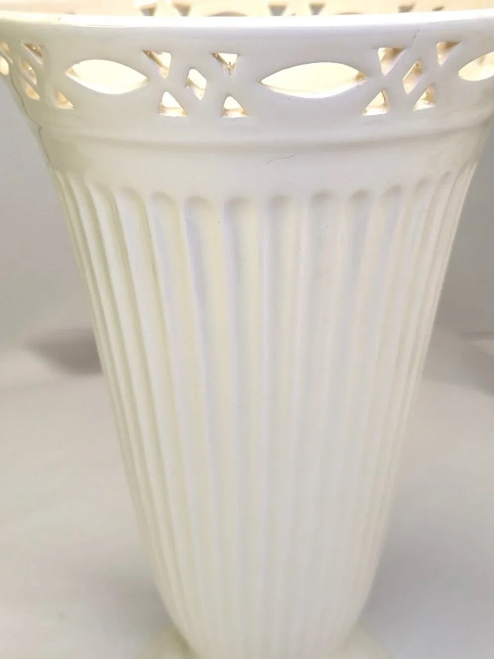 VTG Mid-Century White Ribbed Pedestal Vase w Integrated Flower Frog & Lattice